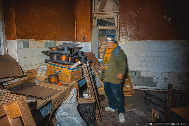 В подвале заброшенной советской столовой нашли еду, вино и закуски. Пробуем продукты, которым больше 20 лет!