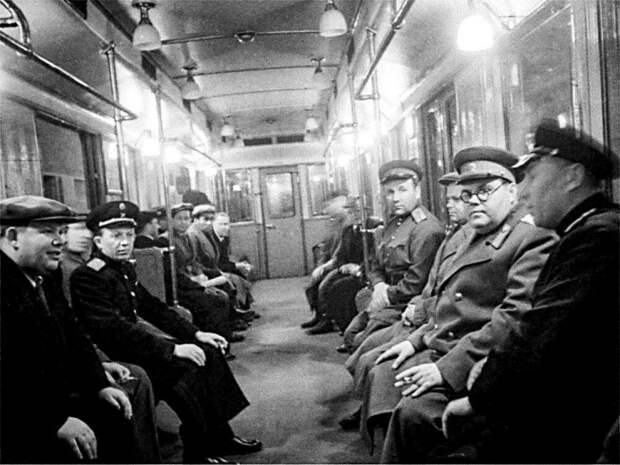 Щербаков (второй справа) принимает новую станцию московского метро «Электрозаводская», 1944 г. Архивное фото