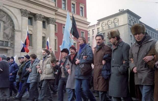 Участники митинга на Тверской улице в Москве, 1991 год