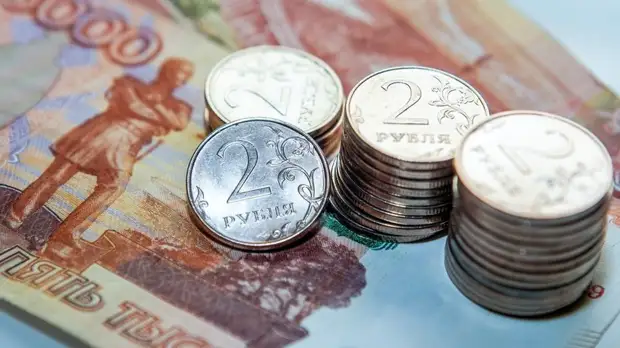 Рубль снижается к доллару и евро