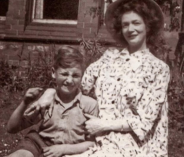 Джон Леннон с тётей Мими.