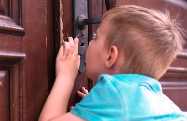 В Астрахани спасатели вызволили из запертой комнаты 10-месячного малыша