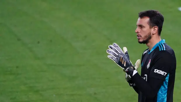 Вратарь "Локомотива" Гильерме отказался дарить перчатки фанату из-за экономии