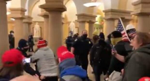 Штурм Капитолия: Трамп и Байден делят кресто