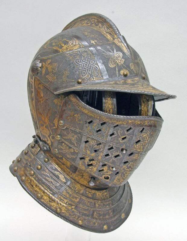 Закрытый шлем с сегментарным забралом. Милан. Вес 2,78 кг. 1590-1595 гг.