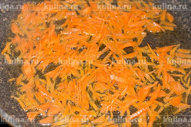 Морковь и лук очистить. Морковь нашинковать. Разогреть в сковороде растительное масло, выложить морковь и слегка обжарить.  