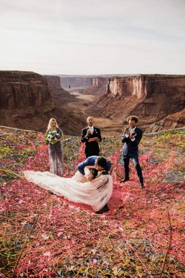 Молодожены сыграли свадьбу на канатах над каньоном