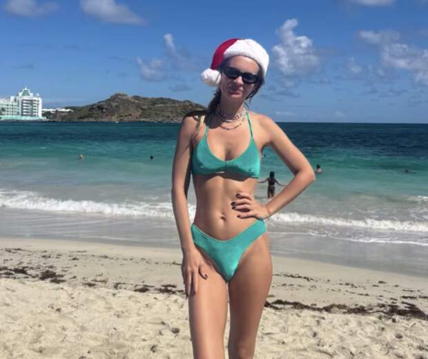 Жена актера Андрея Бурковского снялась в бикини на пляже