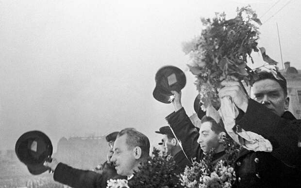 Митинг на Комсомольской площади, посвященный встрече победителей Северного полюса. Слева направо: Иван Папанин, Евгений Федоров и Эрнст Кренкель, 1938 год