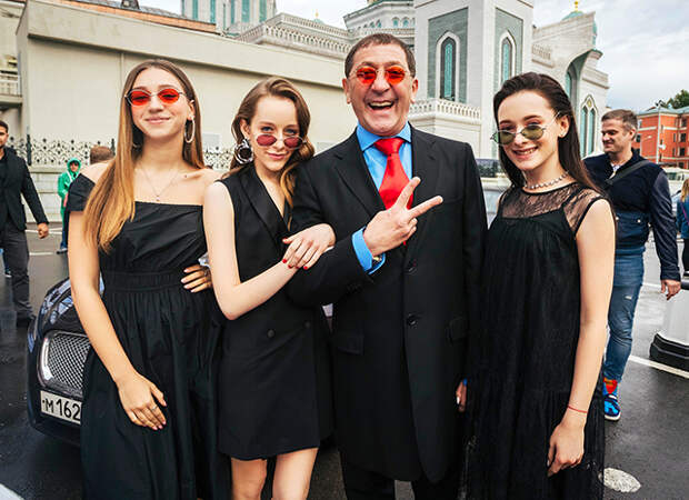 Григорий Лепс с женой Анной и Cosmos Girls