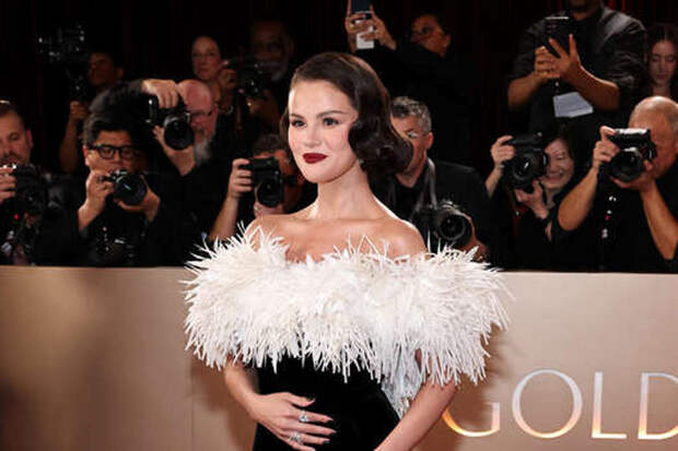 «На каждой фотографии она держит руку на животе»: Селена Гомес спровоцировала слухи о беременности, несмотря на страшный диагноз