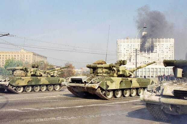 Символичный апофеоз харьковского танкостроения - "Березы" ведут огонь по Белому дому в октябре 1993 года. Братоубийственные войны стали основной специализацией харьковских танков