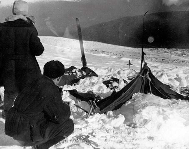 Известный снимок палатки дятловцев, сделанный спасателями в 1959 г. Возможно, что куски снега чуть ниже поваленной палатки – обломки снежной плиты, сошедшей роковой ночью Известный снимок палатки дятловцев, сделанный спасателями в 1959 г. Возможно, что куски снега чуть ниже поваленной палатки – обломки снежной плиты, сошедшей роковой ночью