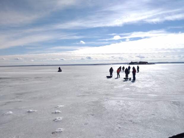 На Сахалине оторвало от берега льдину с рыбаками