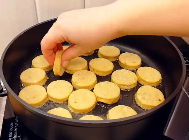 Всего 200 грамм творога и немного муки: рецепт целой горы пышных булочек за копейки