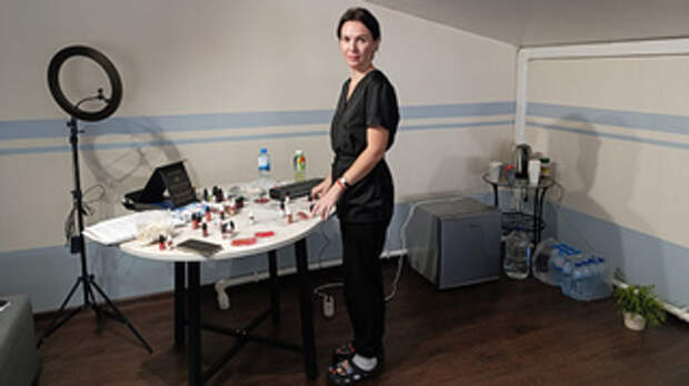 Жительница Топчихинского района, открывшая свой кабинет аппаратной косметологии по соцконтракту / Фото: aksp.ru 