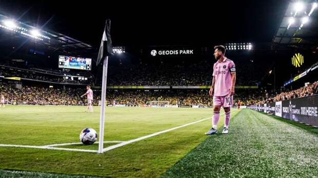 lionel messi taking a corner kick for inter miami