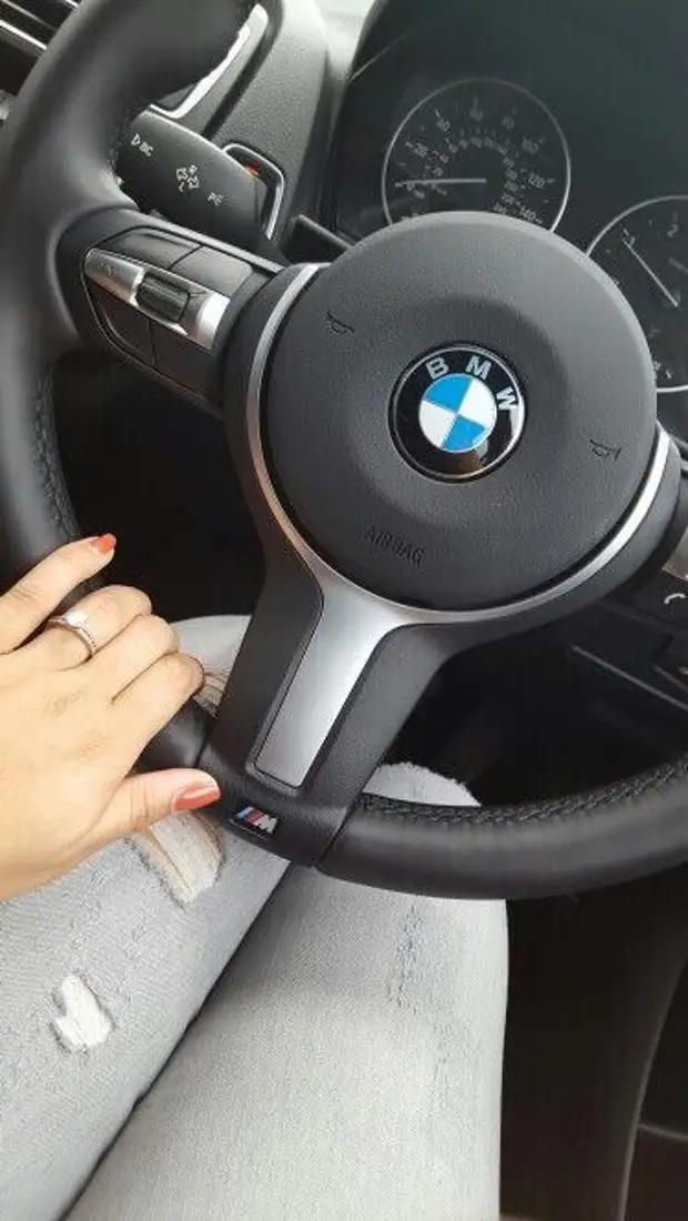 Девушка за рулем BMW