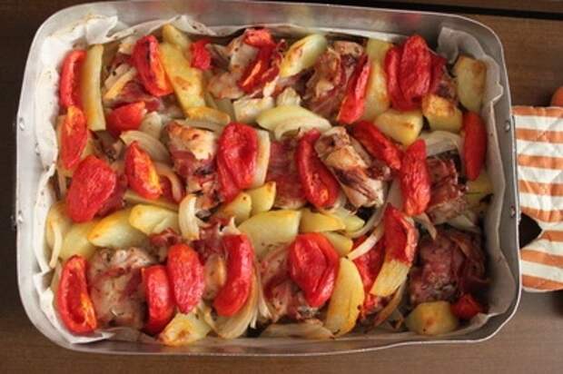 Кролик с картошкой, беконом и помидорами в духовке