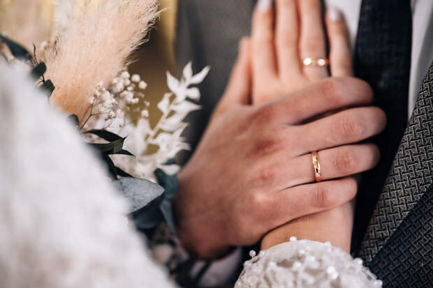 "Выберу.ру": почти треть опрошенных россиян одобряют брак по расчету