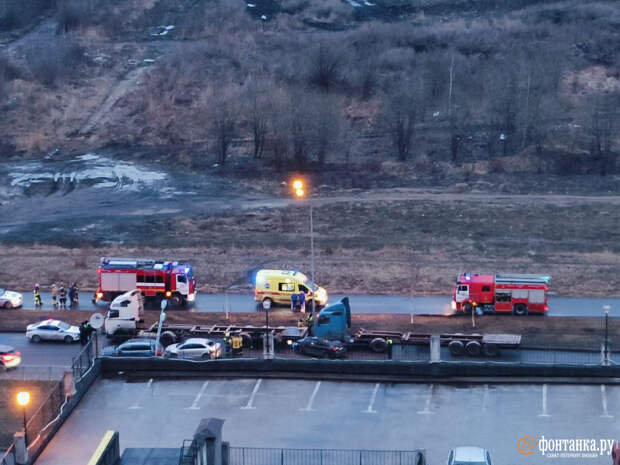 Очевидцы говорят о крупном ДТП на Маршала Казакова. Участок улицы стал «бордовым»
