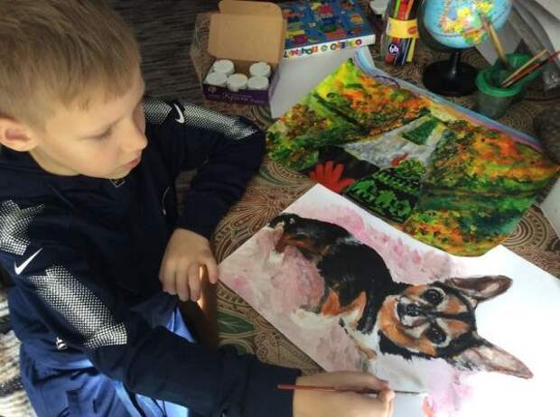Мальчик супергерой, рисует и кормит бездомных животных