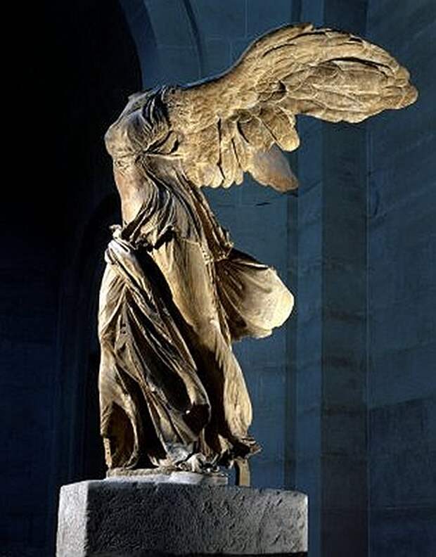 2013-08-01_07_Winged-Nike-of-Samothrace-Museum-Louvre-Paris-France