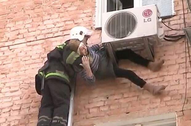 97-летняя старушка выпала из окна и спаслась старушка, спасение, падение
