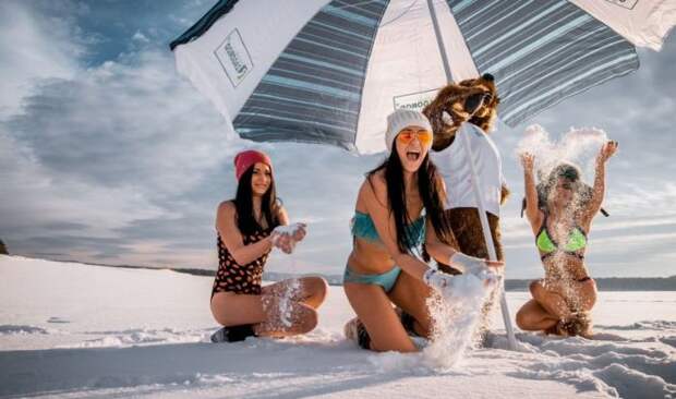 Девушки Сибири фотографируются в купальниках на снегу  девушки, купальник, сибирь, снег