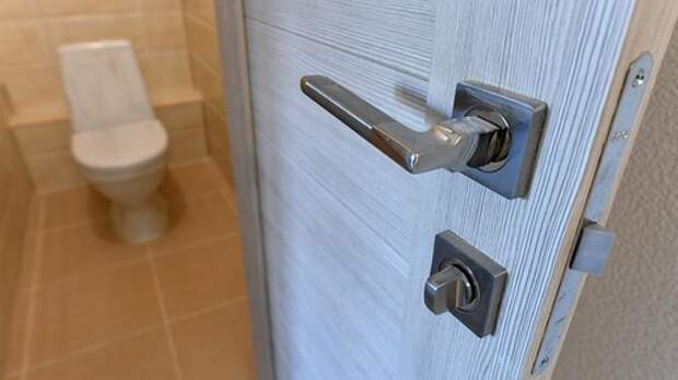 "Демонтируйте унитаз!". За что мэрия Ачинска заставляет пенсионерку ходить как летом, так и в мороз по нужде на улицу?