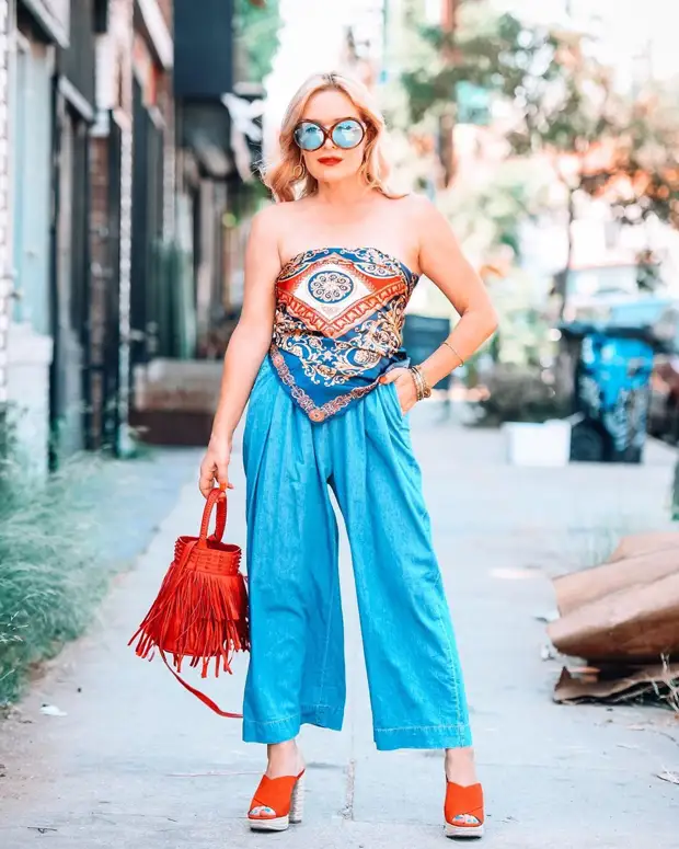 Снова в моде! Джинсы клеш для женщин после 40 лет: 11 стильных примеров