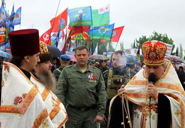 Глава Донецкой народной республики Александр Захарченко (в центре) во время акций памяти, посвященных Дню Победы, на Саур-Могиле в Донецкой области Глава Донецкой народной республики Александр Захарченко (в центре) во время акций памяти, посвященных Дню Победы, на Саур-Могиле в Донецкой области