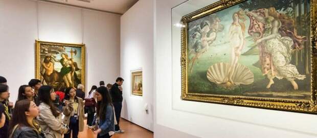 У картины «Рождение Венеры» Сандро Боттичелли в Галерее Уффици во Флоренции всегда много людей. / Фото: www.musartboutique.com