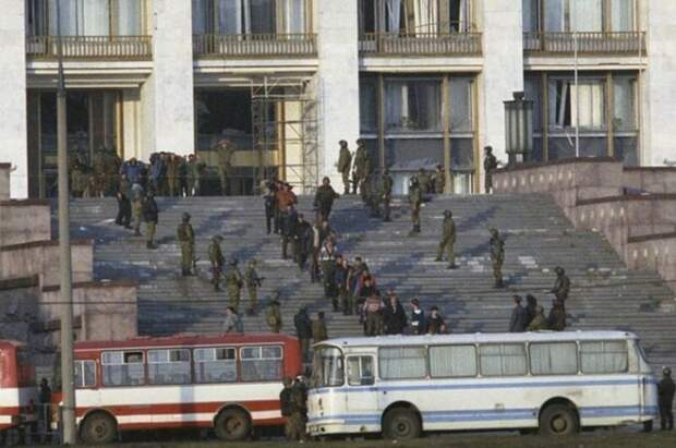 Отряд «Альфа» выводит арестованных из здания Белого дома. Политический кризис, Москва, 4 октября 1993 года