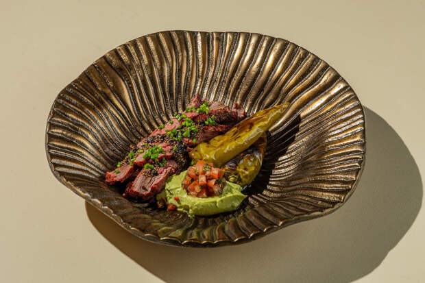 Выдержанная мраморная говядина с авокадо, ароматным зелёным перцем и семенами чиа
