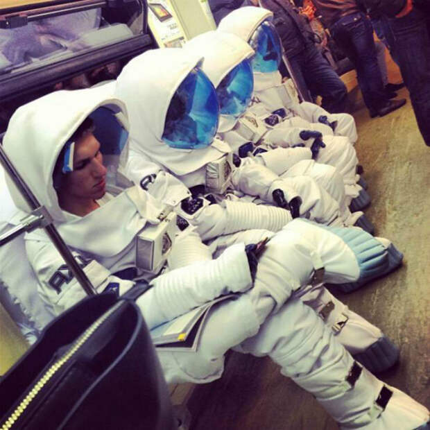 Космонавты ушли под землю.