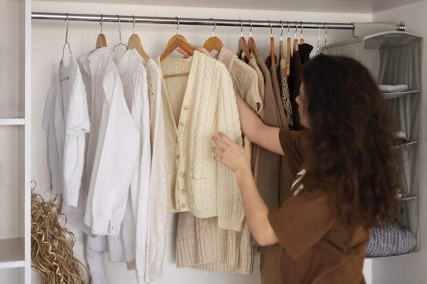 Как привести гардероб в порядок: вещи, которые стоит выбросить