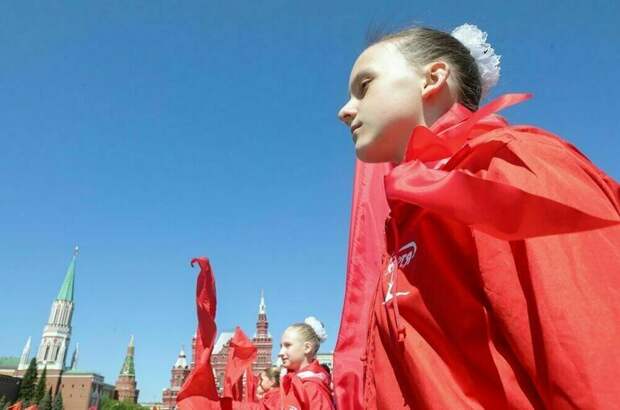 На Красной площади в пионеры приняли около 5 тысяч школьников