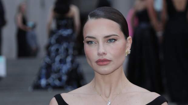 44-летняя Адриана Лима снялась топлес для журнала