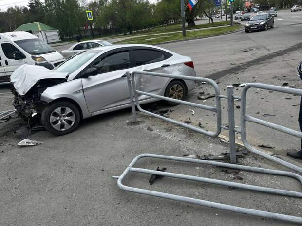 Иномарка во время ДТП пробила ограждение возле парка в Челябинске