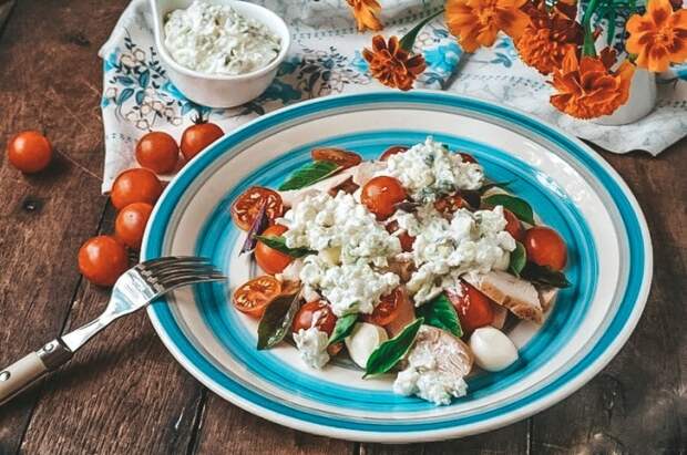 Салат с курочкой и творогом. \ Фото: vk.com.