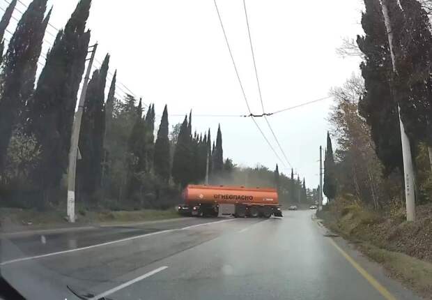 На трассе под Ялтой разбился бензовоз