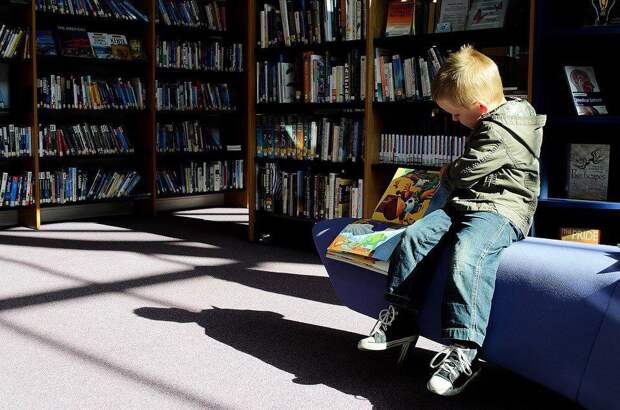Ребенок с книгой /фото: pixabay.com