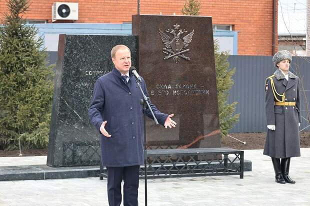 Памятник судебным приставам в Барнауле / Фото: Екатерина Смолихина / amic.ru