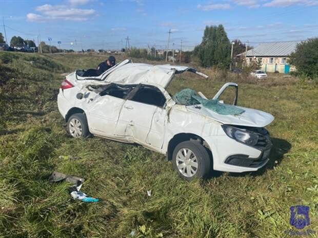 Водитель погиб в перевернувшейся машине на дороге в Самарской области