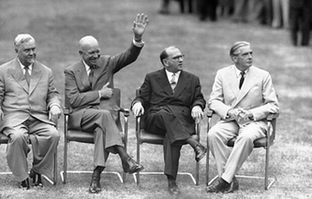 Председатель Совета Министров СССР Николай Булганин (крайний слева) и президент США Дуайт Эйзенхауэр (второй слева) во время встречи в Женеве, 1955 год