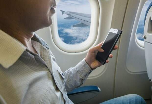 2. Почему просят отключить мобильные телефоны при взлёте и посадке? Что будет, если оставить его включённым? вопросы, интересно, люди, пилот, познавательно, самолет, факты