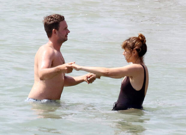 Патрик Джей Адамс с женой