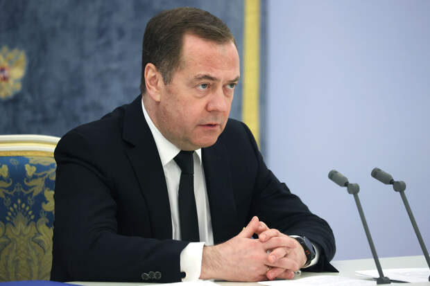 Медведев похвалил Столтенберга за слова о вступлении Украины в НАТО через 10 лет