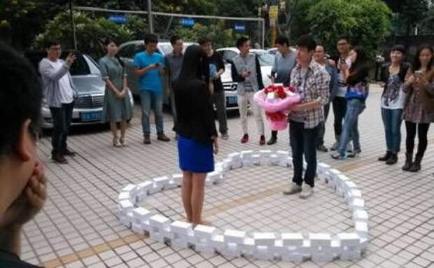 Китаец сделал предложение девушке с помощью 25 iPhone X, выложенных в форме сердца 